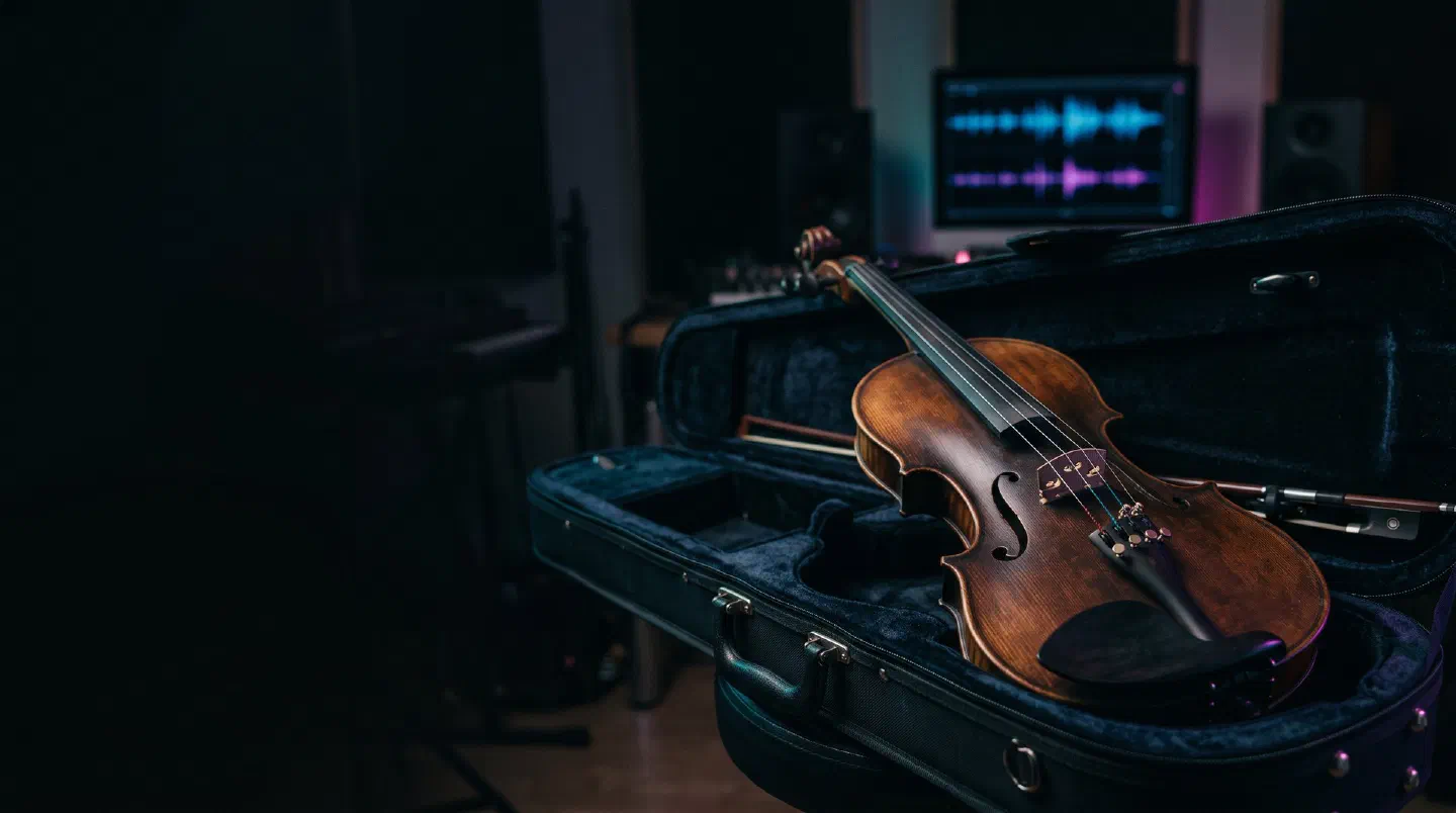 Violín y arco en su estuche forrado de terciopelo