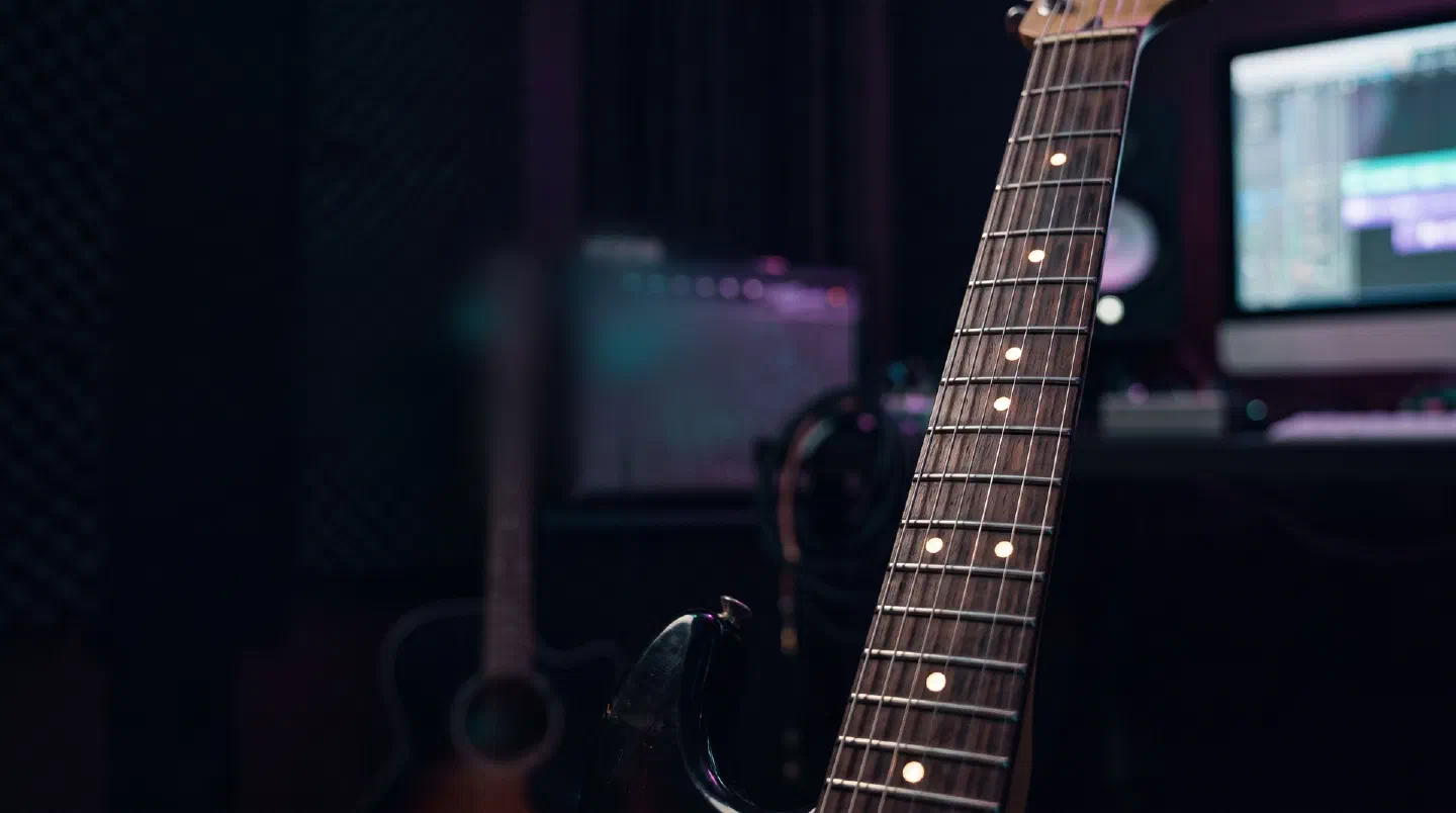 Diapasón de guitarra con puntos de luz que dibujan un patrón de escala