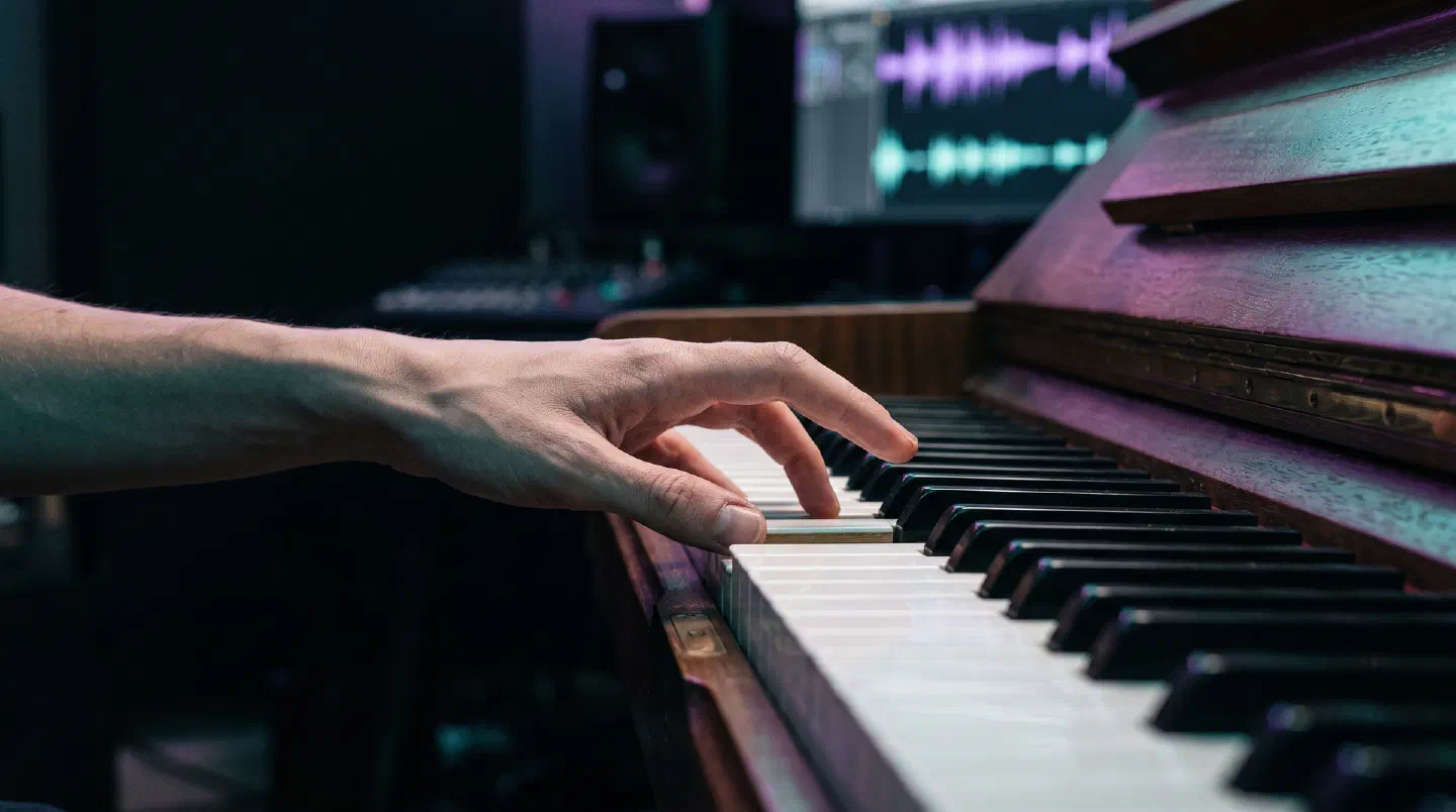 Teclas de piano de cola con la luz deslizándose sobre ellas